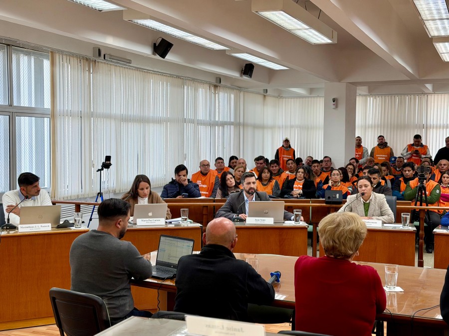 Con cr&iacute;ticas al Ejecutivo, los concejales de la oposici&oacute;n fundamentaron el proyecto que impulsaron para congelar la UCM y se comprometieron a defender el empleo y el salario de los municipales. (FOTO PRENSA CONCEJO)