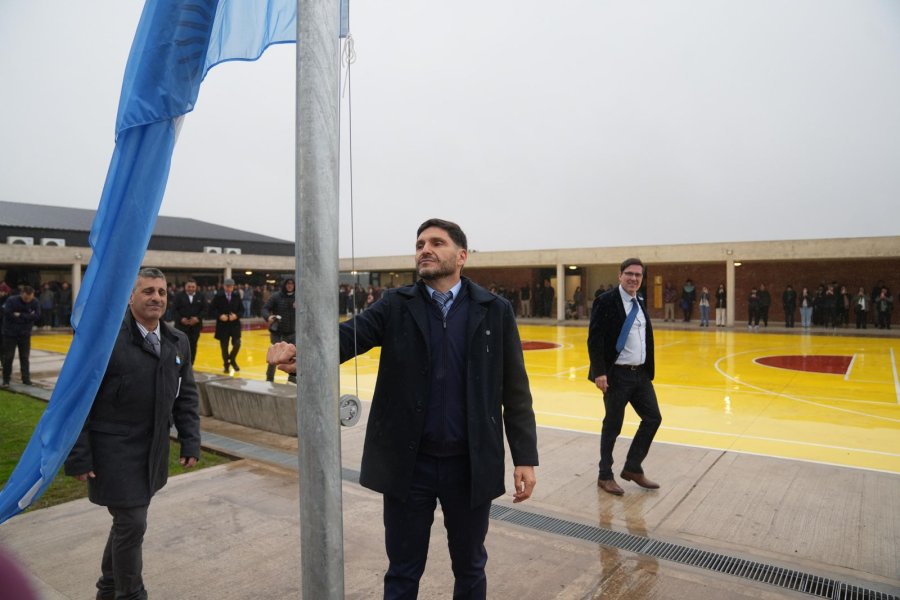 HIZANDO LA BANDERA. &ldquo;Hay un camino diferente para el pa&iacute;s: una comunidad que se une, enfrenta los problemas y construye futuro de manera colectiva&rdquo;, destac&oacute; Pullaro durante la inauguraci&oacute;n.