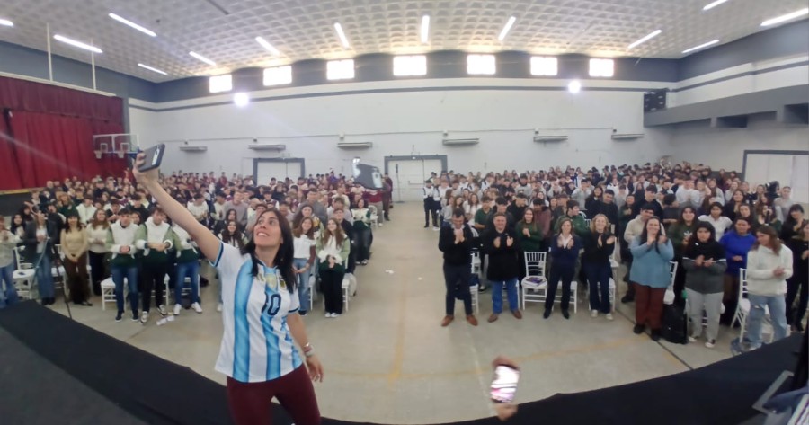 Melina Jajamovich se toma una foto con todo el p&uacute;blico detr&aacute;s.