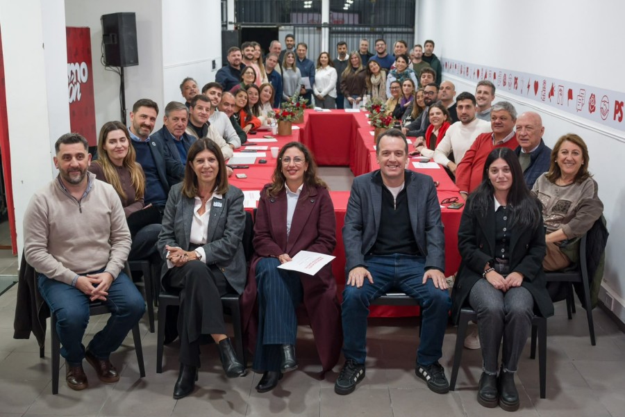 Joaqu&iacute;n Blanco junto a Clara Garc&iacute;a y Antonio Bonfatti entre otros durante la reuni&oacute;n del socialismo santafesino.