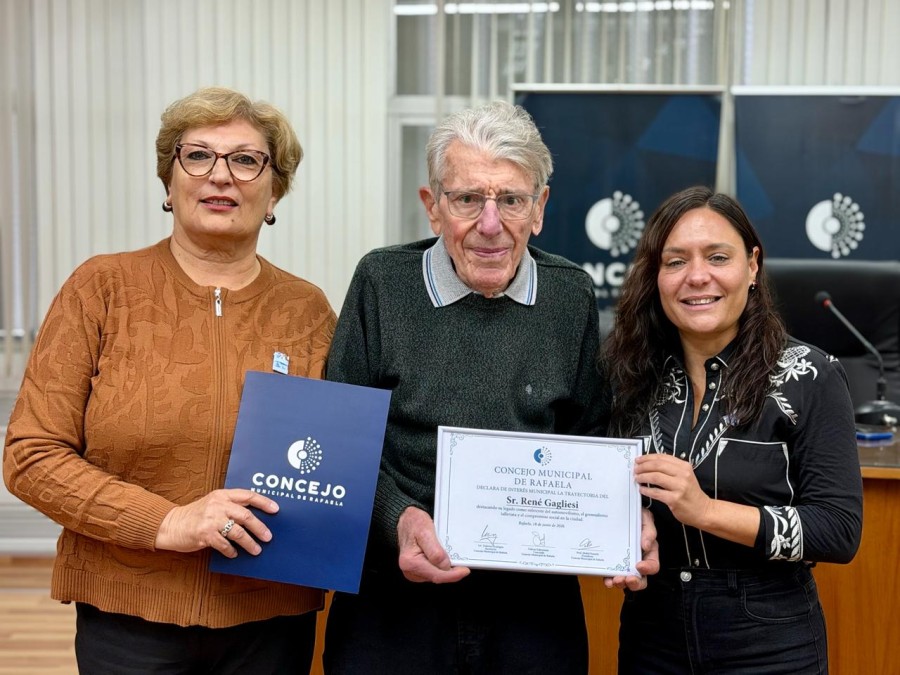 Ren&eacute; Gagliesi recibe el reconocimiento por parte de las concejales Mabel Fossatti y Valeria Soltermam.