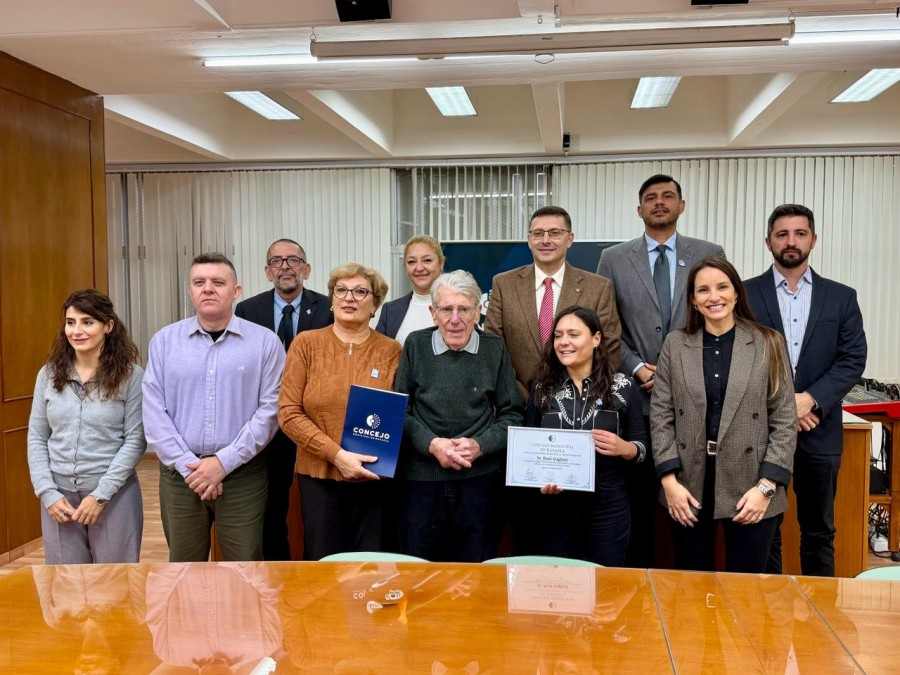 Los diez concejales rafaelinos posaron para la foto junto a Ren&eacute; Gagliesi en la sesi&oacute;n de este jueves. (FOTO PRENSA CONCEJO)