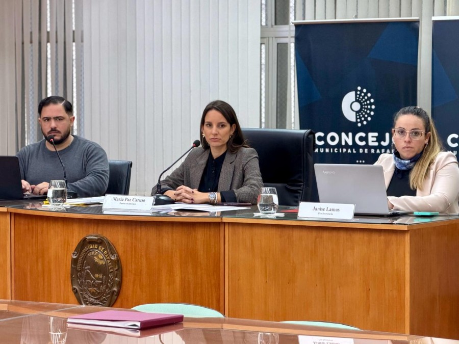 Por un momento, la vicepresidente 1&deg; del Concejo, Mar&iacute;a Paz Caruso, reemplaz&oacute; a la presidente Mabel Fossatti en la conducci&oacute;n de la sesi&oacute;n de este jueves. (FOTO PRENSA CONCEJO)