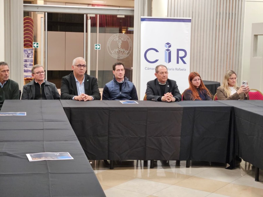 Jos&eacute; Griglio, Andr&eacute;s Ferrero, Gabriel Corrado, Juan Lagrutta y Luis Gaggiotti entre otros durante la presentaci&oacute;n del proyecto en el Auditorio del CCIRR.