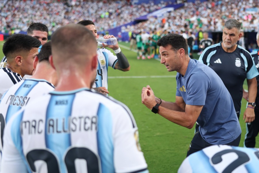 El Gran DT, Lionel Scaloni, en acci&oacute;n durante la pausa de hidrataci&oacute;n del partido entre la Selecci&oacute;n argentina y Argelia, el martes pasado.