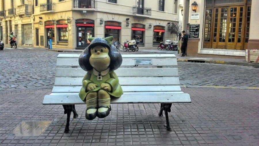 El monumento a Mafalda en Buenos Aires se encuentra en la esquina de las calles Defensa y Chile en el barrio de San Telmo.