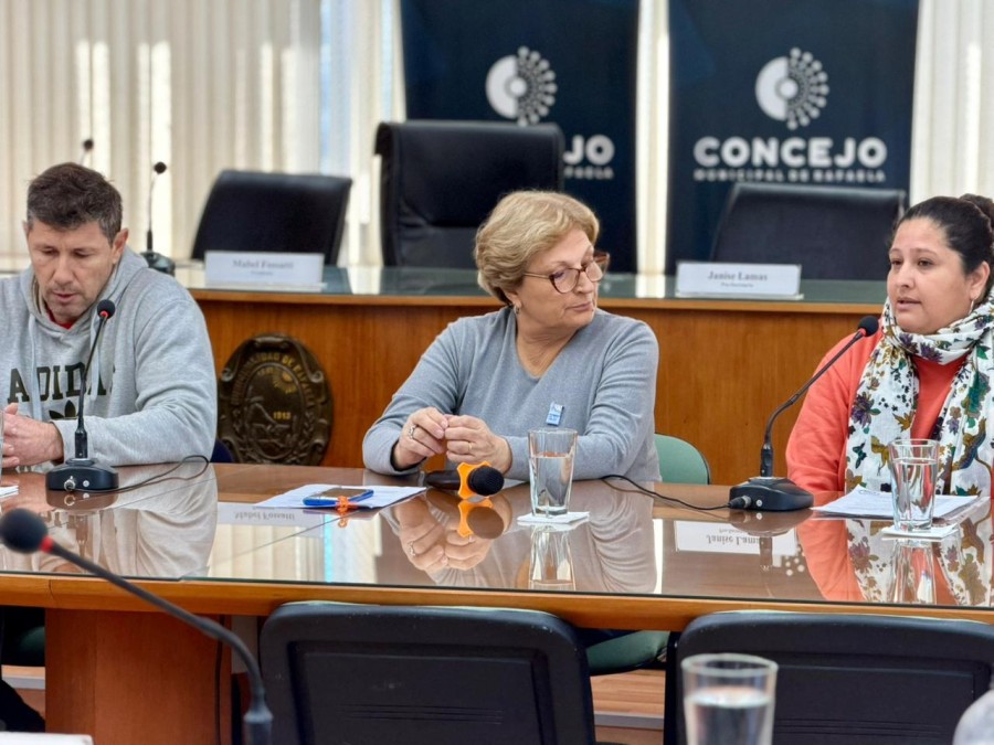 Tambi&eacute;n estuvieron presentes Silvina Falconi, presidenta de la vecinal del barrio e integrantes de la comisi&oacute;n vecinal.