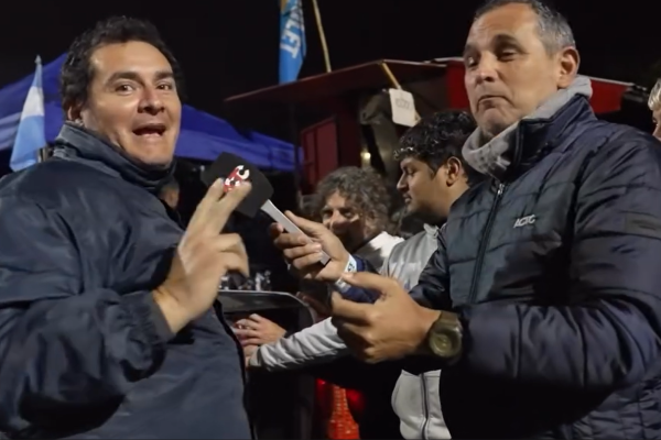 Fr&iacute;o, fogatas y pasi&oacute;n fierrera: el video de c&oacute;mo se vivi&oacute; la vigilia del TC en Rafaela