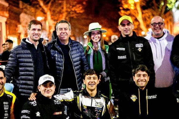 Presentaci&oacute;n de la carrera y autos girando en el centro