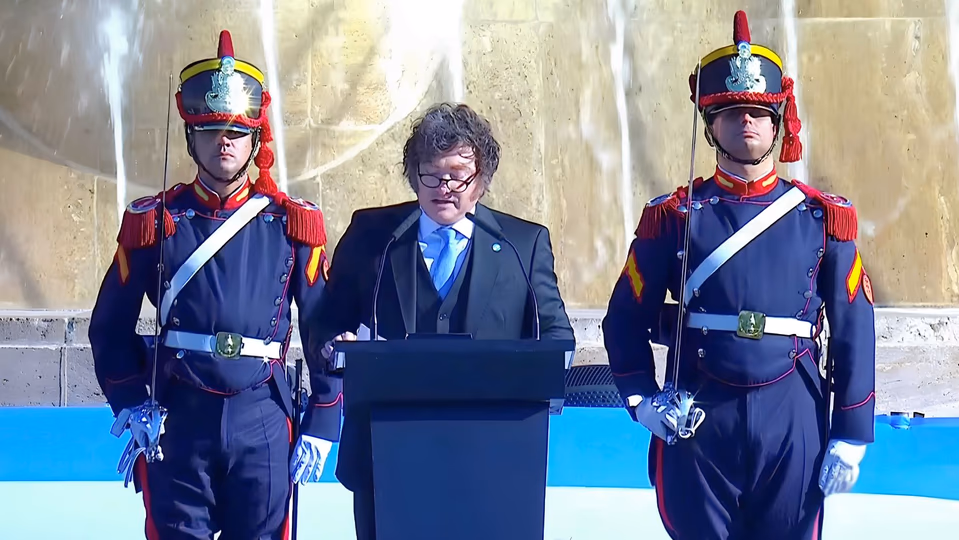 Rodeado por la militancia y la comitiva oficial, Milei cerr&oacute; su intervenci&oacute;n afirmando que las ideas de libertad comercial siguen vigentes.