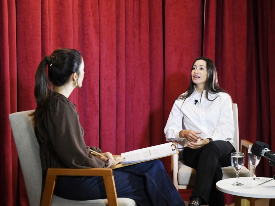 Durante la charla con Cecilia Rolandi, repas&oacute; la historia de la empresa fundada por su padre, que naci&oacute; como distribuidora pero luego fue sumando cuatro locales de venta al p&uacute;blico de Yo Helader&iacute;as.