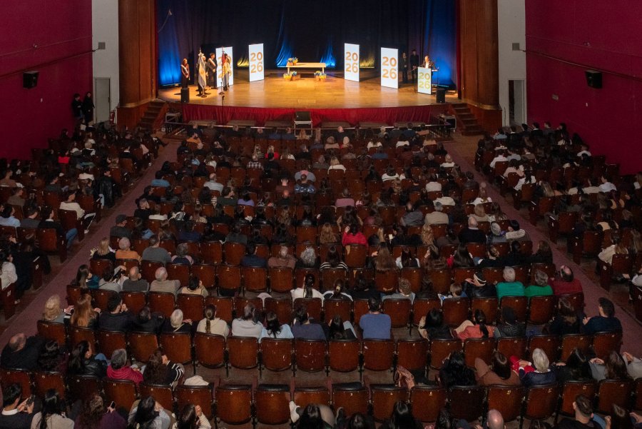 El acto de entrega de diplomas a 233 flamantes graduados se llev&oacute; a cabo el mi&eacute;rcoles en el Cine Teatro Belgrano.