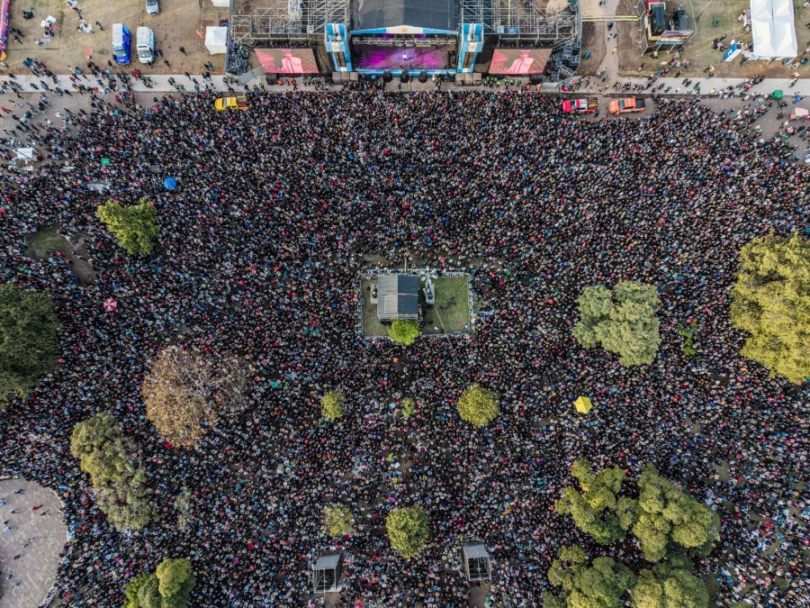 Una multitud en el festejo por el D&iacute;a de la Bandera.