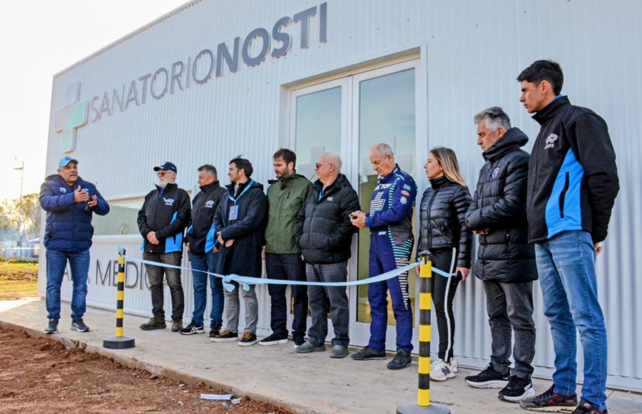 El tradicional corte de cintas al inaugurarse la sala m&eacute;dica donada por el Sanatorio Nosti.