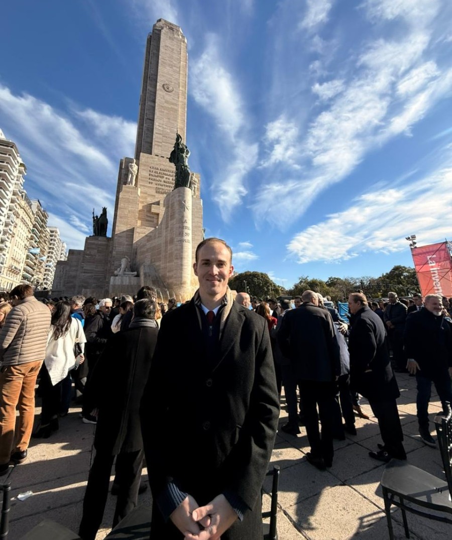 Bryan Mayer ante el renovado Monumento a la Bandera de Rosario, donde el presidente Javier Milei y el gobernador Maximiliano Pullaro encabezaron el acto central.