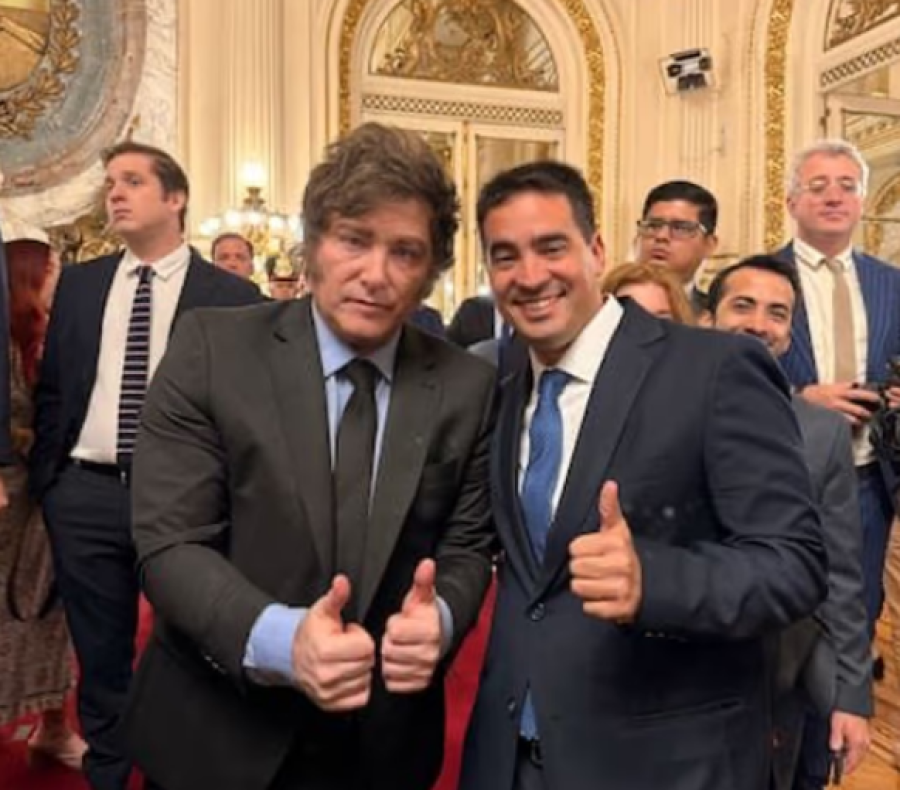El presidente Javier Milei y el flamante vocero presidencial, Adri&aacute;n Ravier.