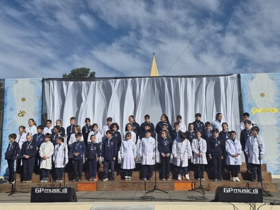 El grupo que asumi&oacute; el compromiso de lealtad a la ense&ntilde;a patria.