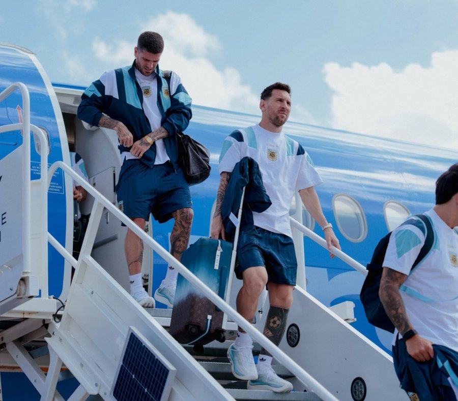 Lionel Messi y Rodrigo De Paul descienden del avi&oacute;n tras la llegada a Dallas.