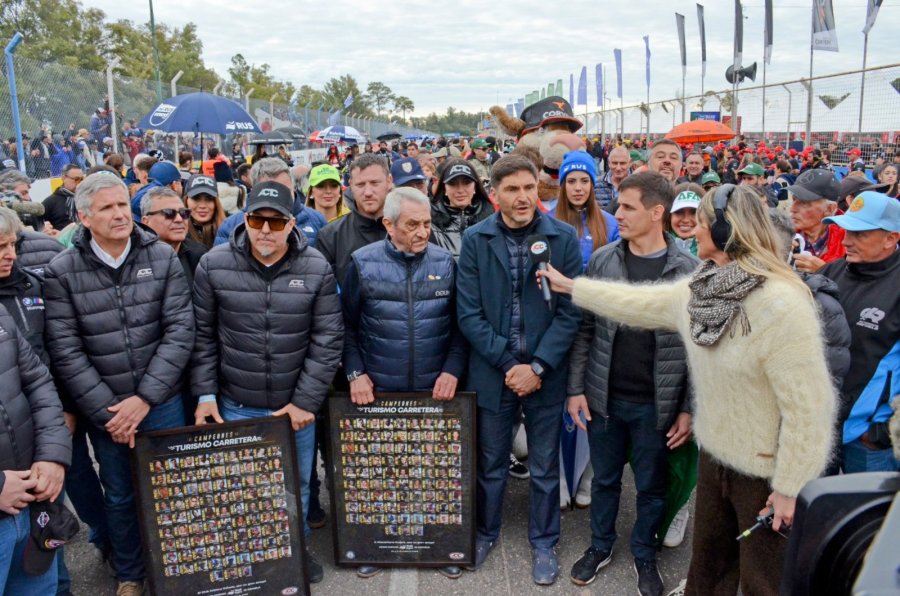 Las autoridades en la recta principal antes de largarse la final del TC.