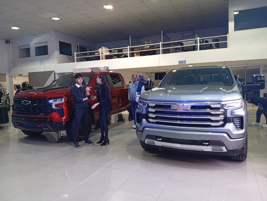 Las imponentes pick ups Silverado de Chevrolet tambi&eacute;n llamaron la atenci&oacute;n de los clientes y amigos de la concesionaria RPM.