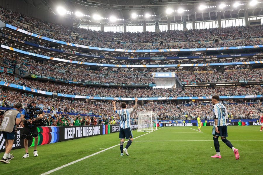 El magn&iacute;fico estadio de Dallas rendido a los pies de un peque&ntilde;o gigante del f&uacute;tbol, que es argentino.
