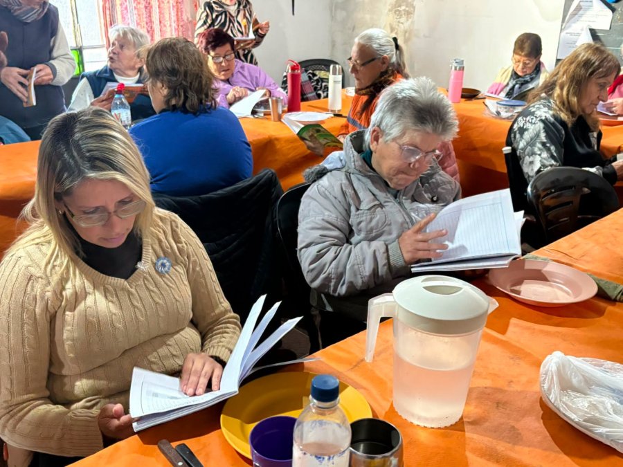 Integrantes del Centro utilizando el reciente aporte.