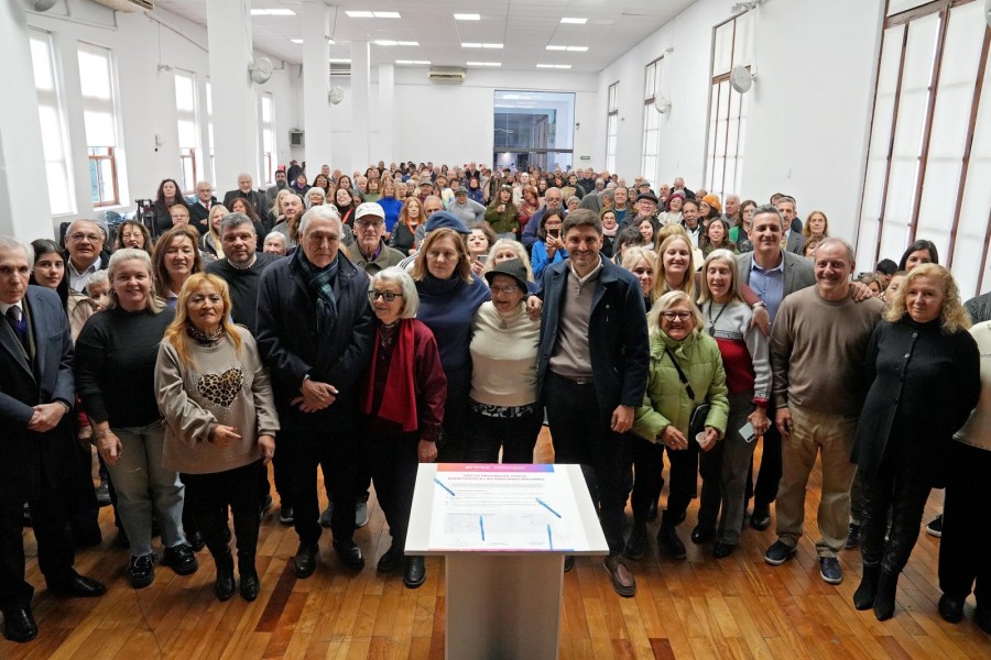 Firma de un acta compromiso.