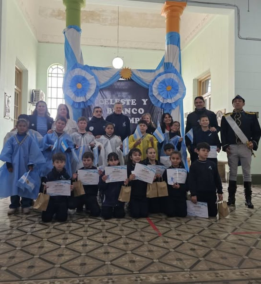 Los escolares que formularon la promesa de lealtad a la Ense&ntilde;a Patria.