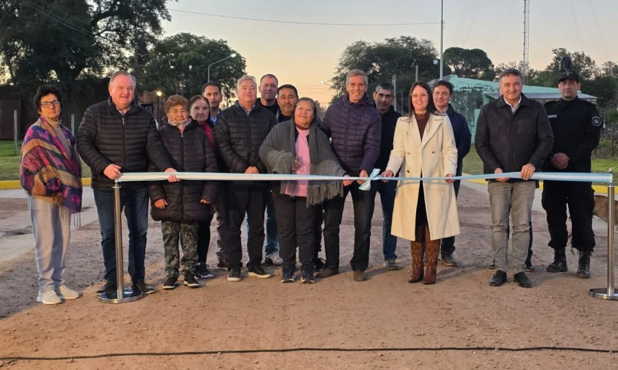 Corte de cintas para inaugurar obras en Ambrosetti.