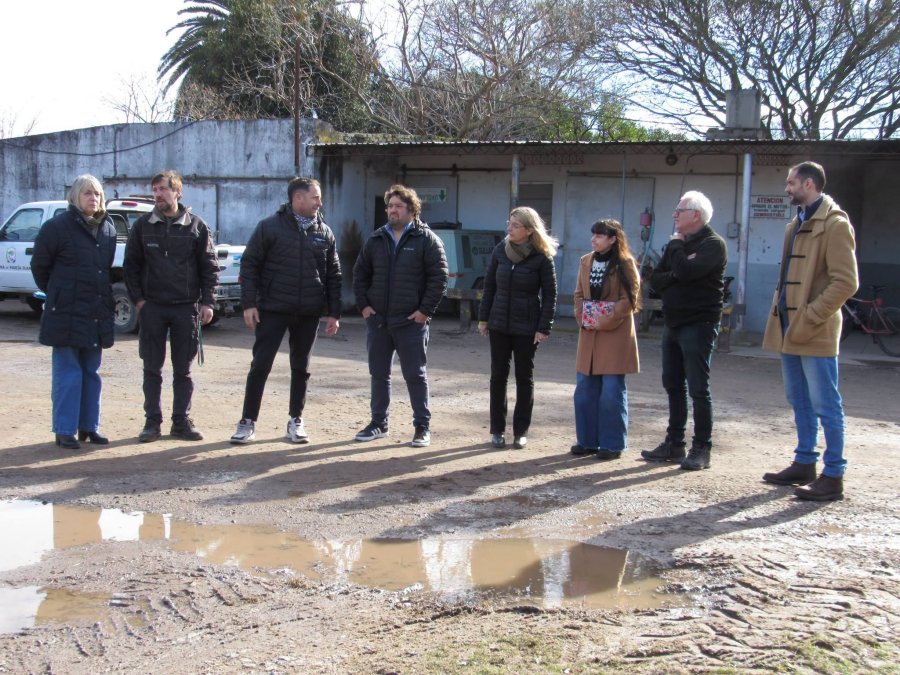 Las autoridades recorriendo el terrno donde se erigir&aacute;n las unidades habitacionales.