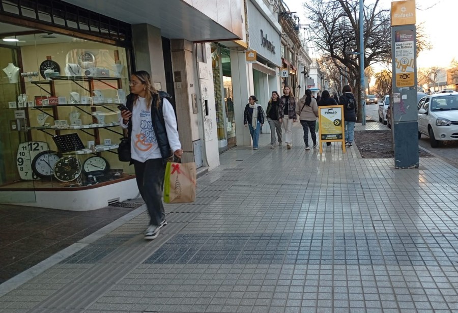 El 87,5% de los comercios apel&oacute; a descuentos y beneficios por el D&iacute;a del Padre, pero m&aacute;s de la mitad termin&oacute; vendiendo menos de lo previsto. (FOTO LA OPINI&Oacute;N)