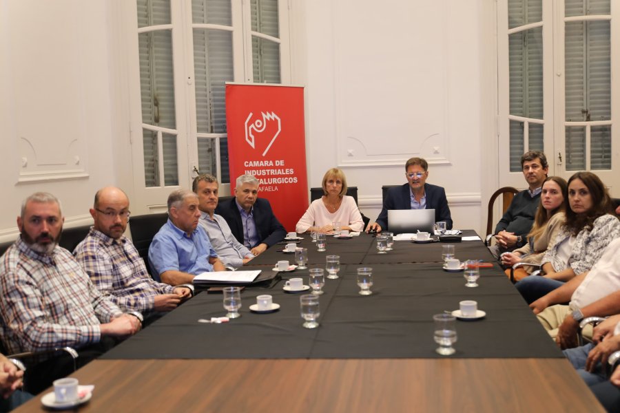 Dirigentes de la C&aacute;mara de Industriales Metal&uacute;rgicos en una de sus habituales reuniones en el Centro Comercial e Industrial, con Graciela Acastello como presidenta.