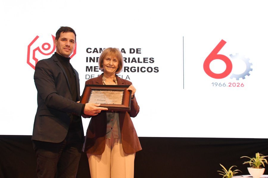 El intendente, Leonardo Viotti, entreg&oacute; una placa recordatoria a la presidenta de la CIMR, Graciela Acastello. (FOTO CIMR)