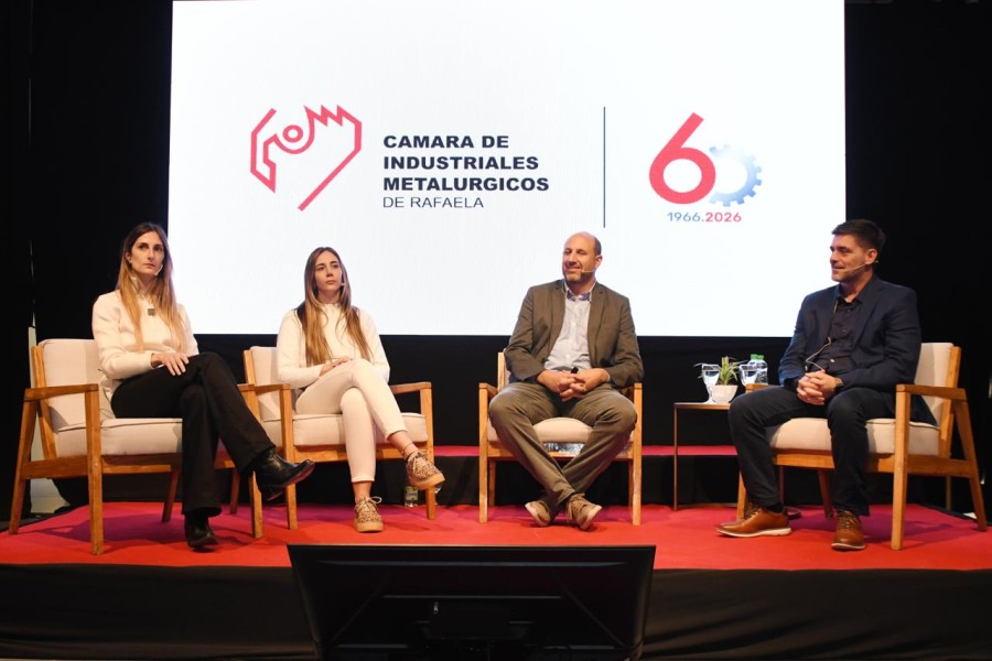 Camila Dei-Cas, Sol Dei-Cas, Alejandro Gariglio y Marcelo Bertola durante la grabaci&oacute;n del episodio del podcast "Voces de la Metalurgia", un ciclo de la CIMR. (FOTO CIMR)