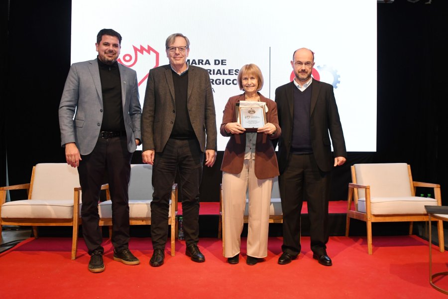 El director Ejecutivo del Centro Comercial e Industrial, Iv&aacute;n Acosta, entreg&oacute; una placa a los dirigentes de la CIMR, Ernesto Frautschi, Graciela Acastello y Jos&eacute; Mar&iacute;a Risso. (FOTO CCIRR)