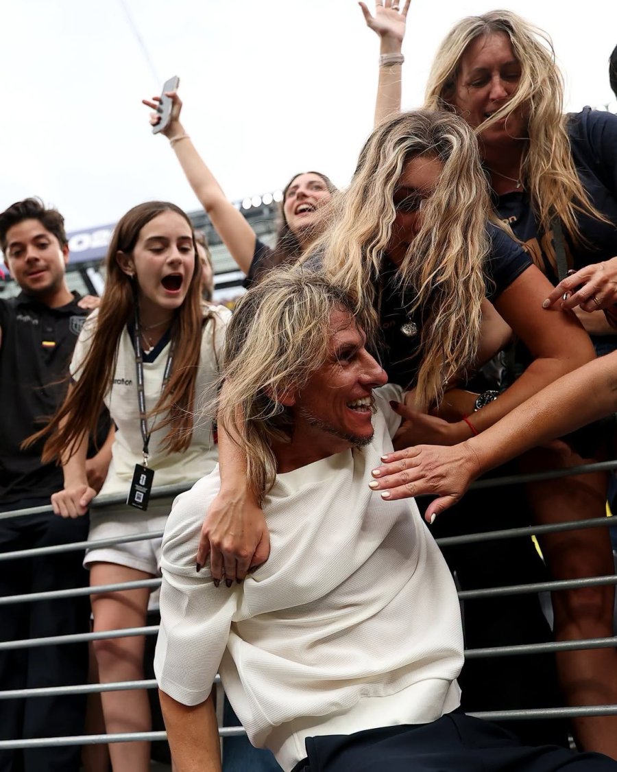 EUFORICO. El DT argentino de la selecci&oacute;n ecuatoriana festejando con su familia.