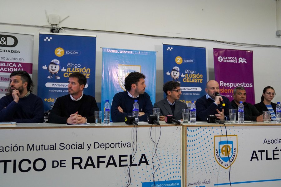 Los dirigentes de Atl&eacute;tico durante el lanzamiento de la segunda edici&oacute;n del bingo Ilusi&oacute;n Celeste. (PRENSA AR)