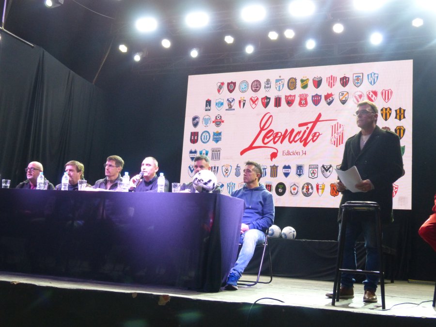 Dirigentes y autoridades en la presentaci&oacute;n.
