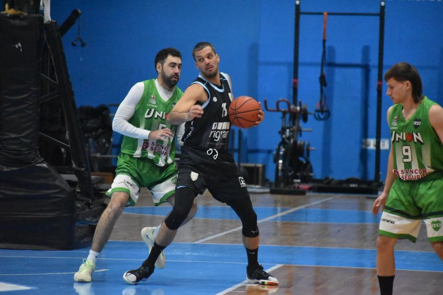 INTERNOS. Balangero posteado ante Borda Bossana, en el triunfo de Atl&eacute;tico.