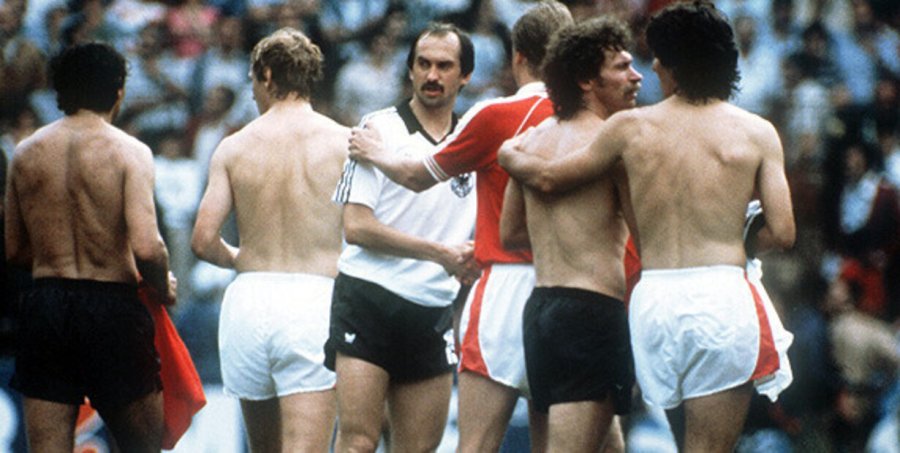 PACTO. Alemania y Austria dejaron afuera a Argelia en el Mundial '82 en un partido escandaloso.