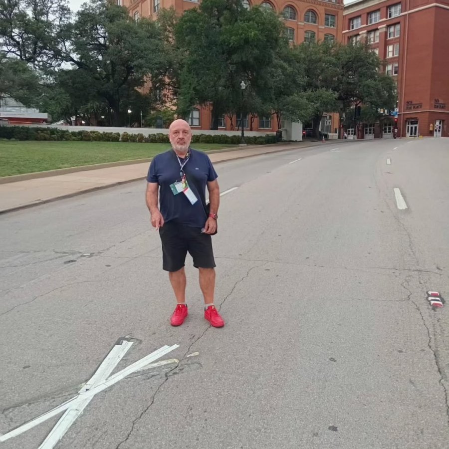 N&eacute;stor Clivati en el lugar exacto donde fue asesinado JFK en Dallas.