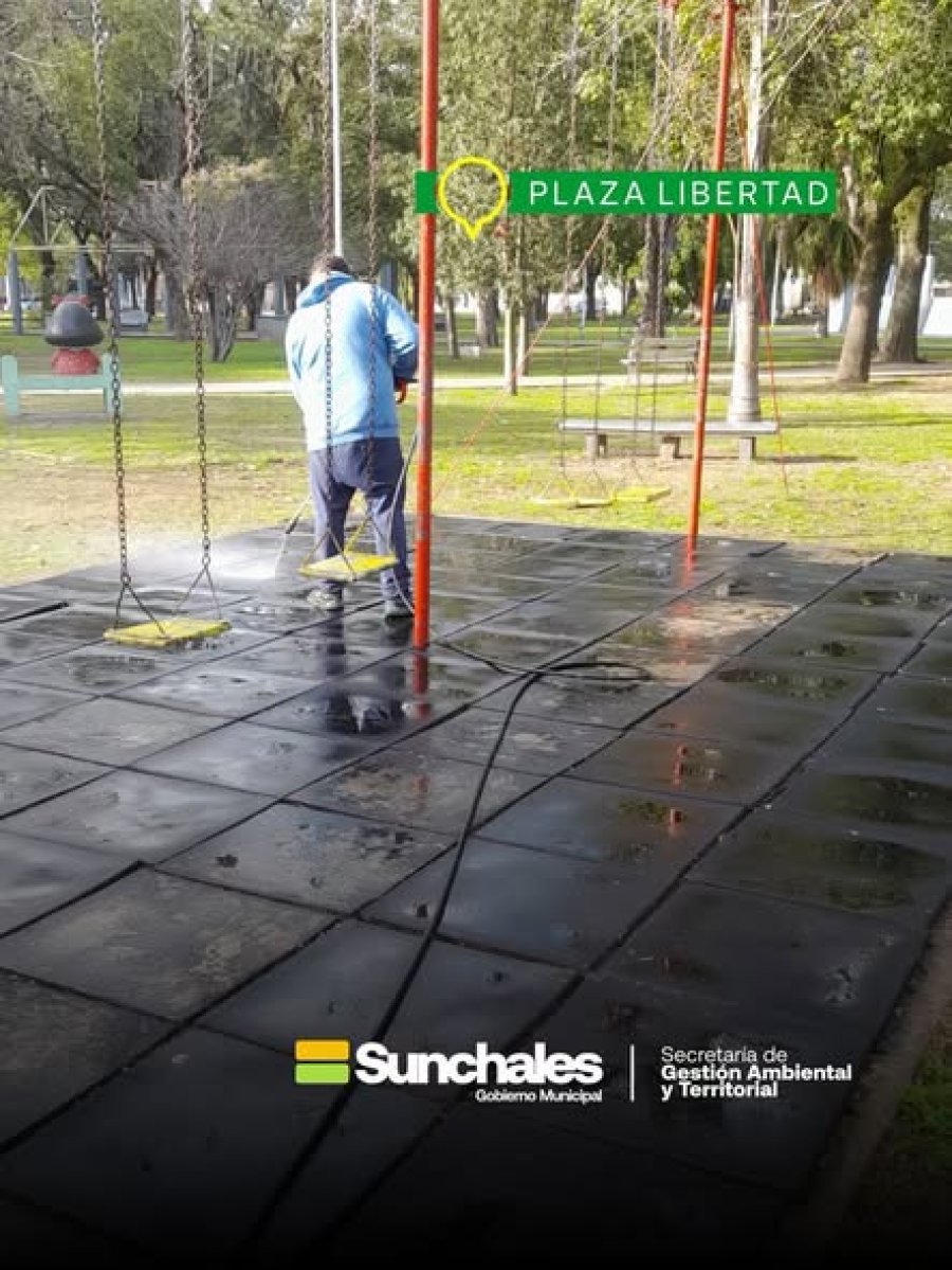 obrero municipal aseando el ssector de las hamacas.