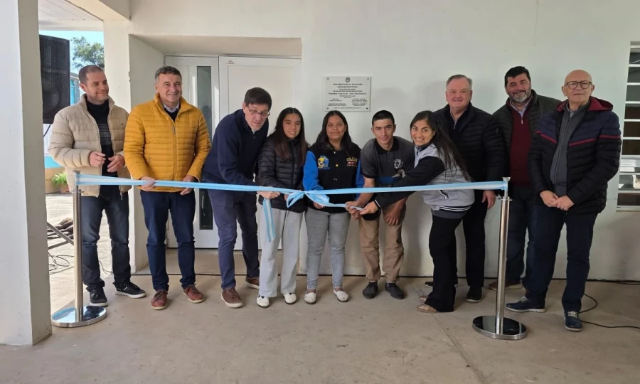 Inauguracio&acute;n con el tradicional corte de cintas.
