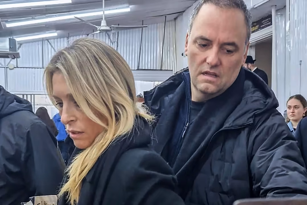 Manuel Adorni y esposa Betina Angeletti. La foto que inici&oacute; las denuncias.