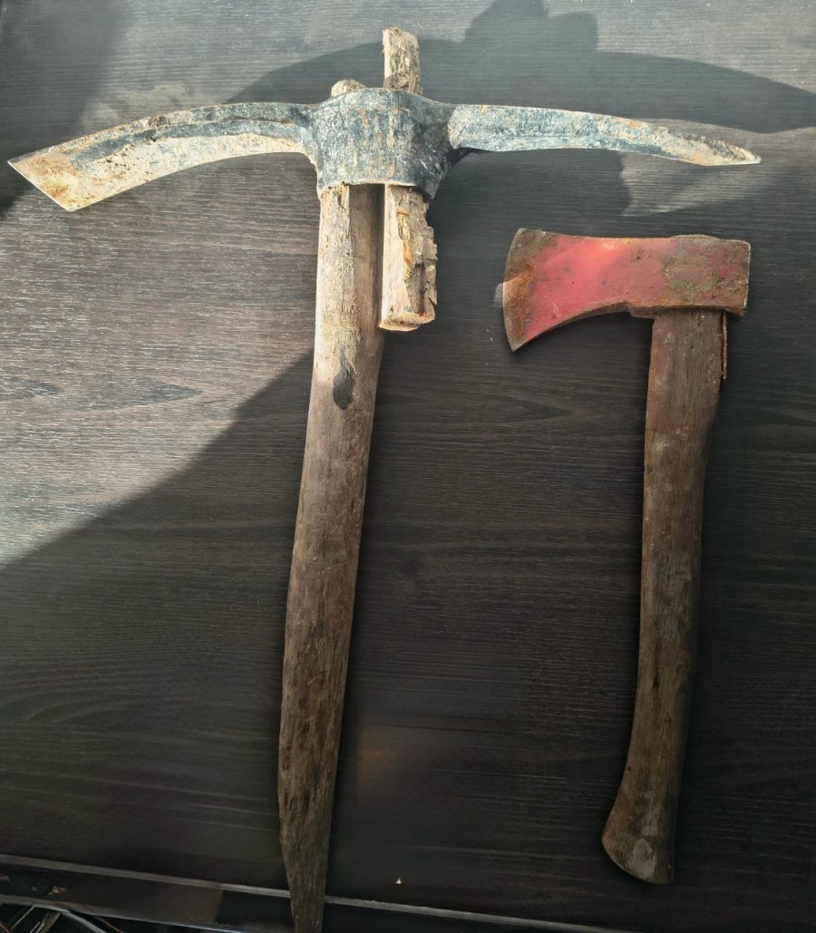 Las armas que el joven no quer&iacute;a dejar a pesar de los pedidos de los agentes policiales. (FOTO SCS)