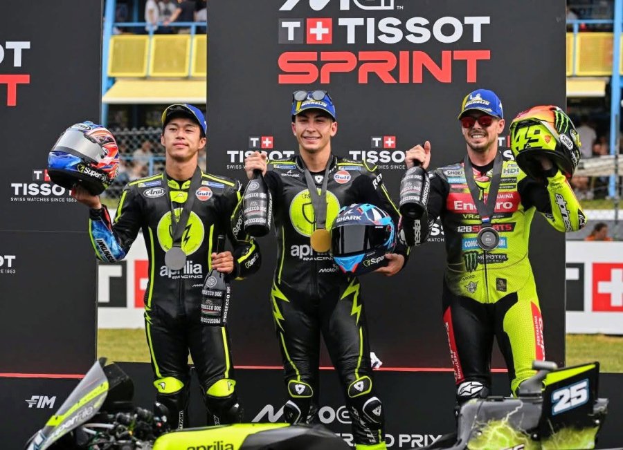 Ai Ogura (2&deg;), Ra&uacute;l Fern&aacute;ndez (1&deg;) y Fabio Di Giannantonio (3&deg;) en la carrera Sprint.