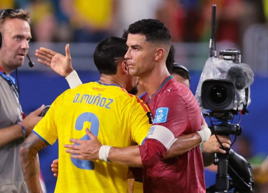 SALUDO. Cristiano Ronaldo con Mu&ntilde;oz.