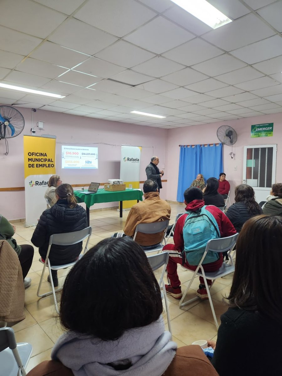 ASESORAMIENTO. El encuentro se dio en el marco de una propuesta que busca acercar los servicios de la Oficina Municipal de Empleo a cada barrio.