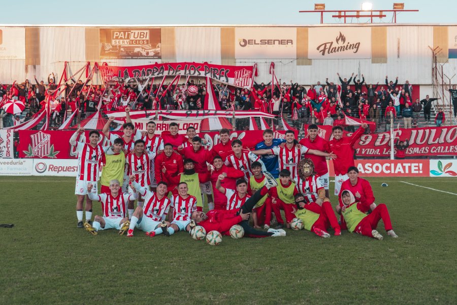 SOBRE LA HORA SE DISFRUTA MAS. Todo el plantel en la celebraci&oacute;n final.