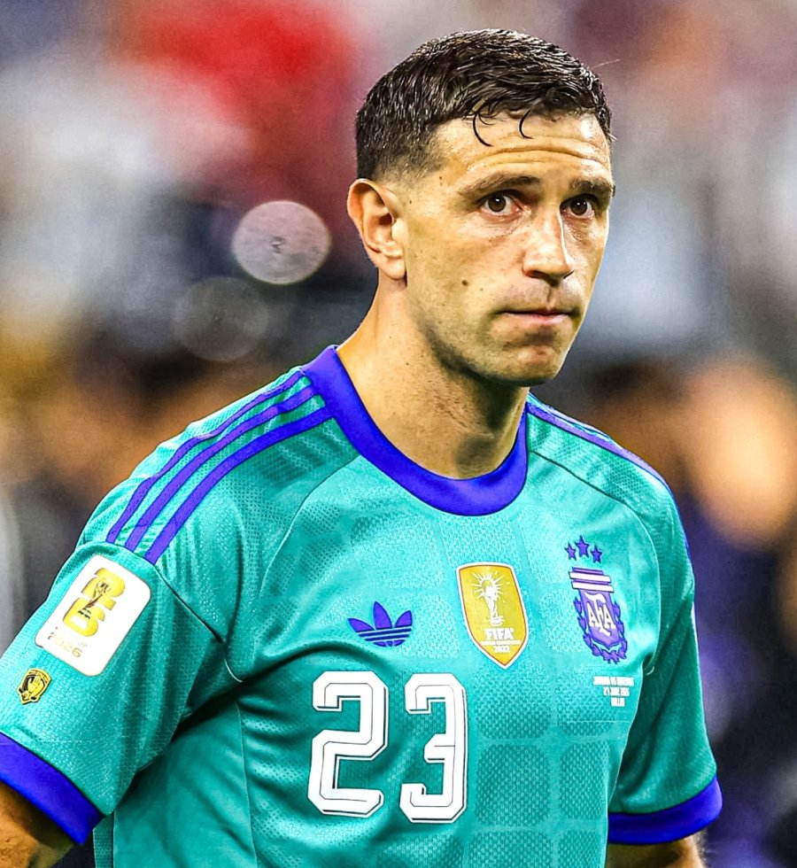 EMILIANO DIBU MART&Iacute;NEZ